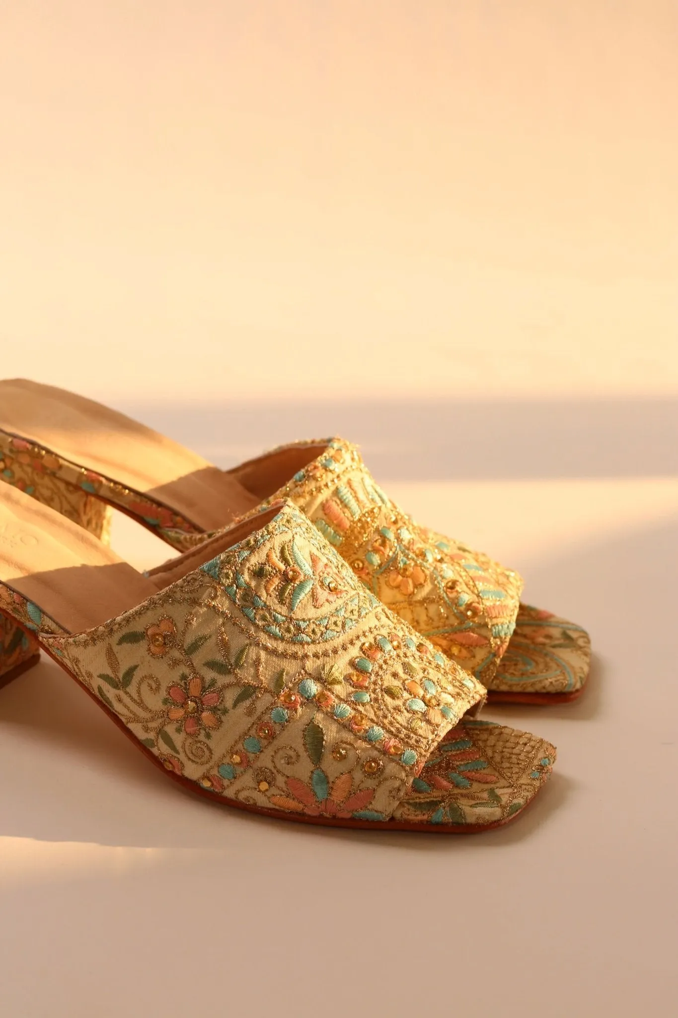 EMBROIDERED FLOWER SILK MULES MILTONA