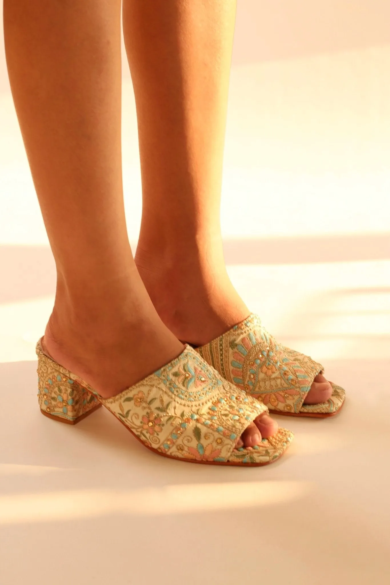 EMBROIDERED FLOWER SILK MULES MILTONA