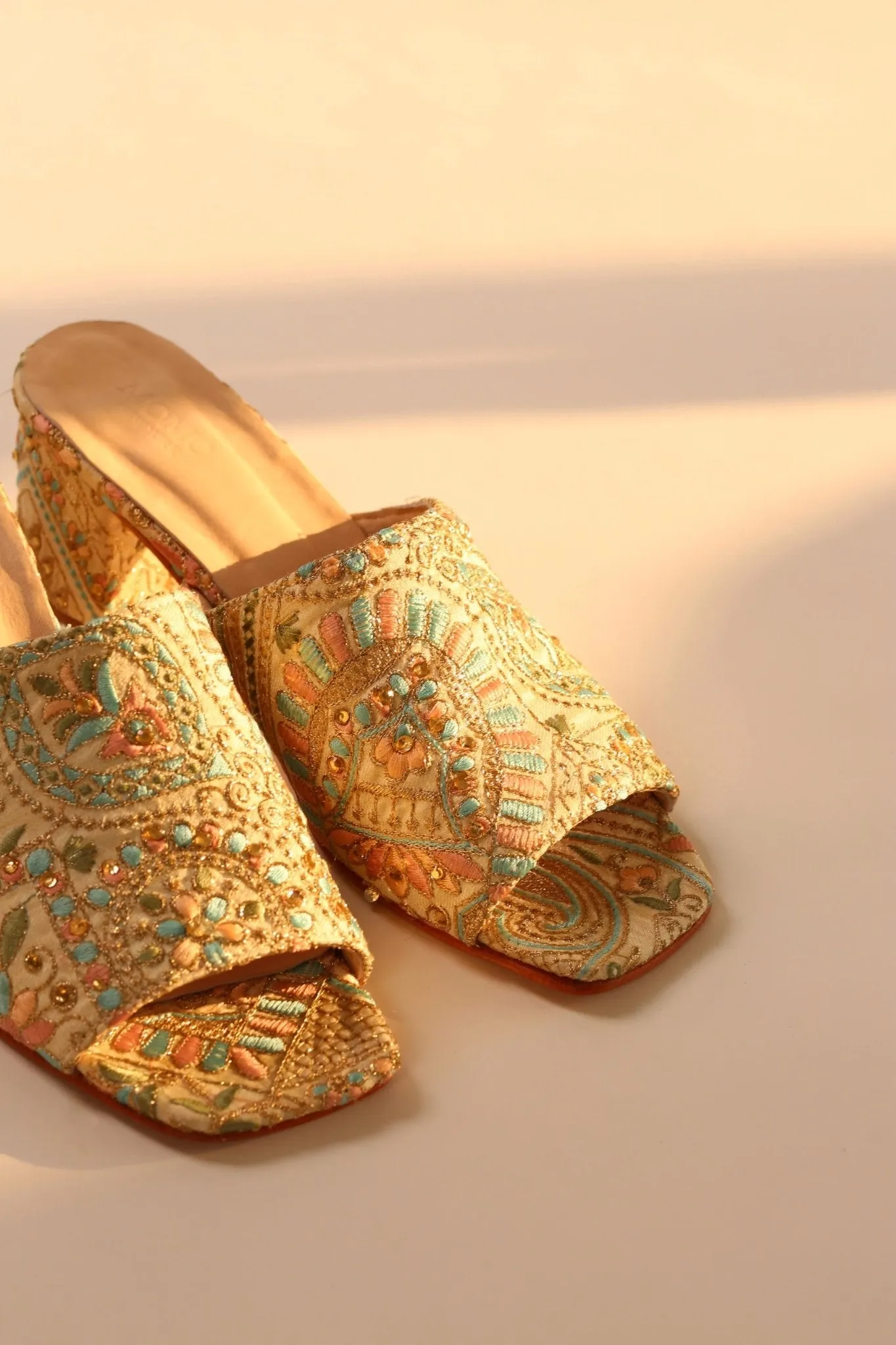 EMBROIDERED FLOWER SILK MULES MILTONA