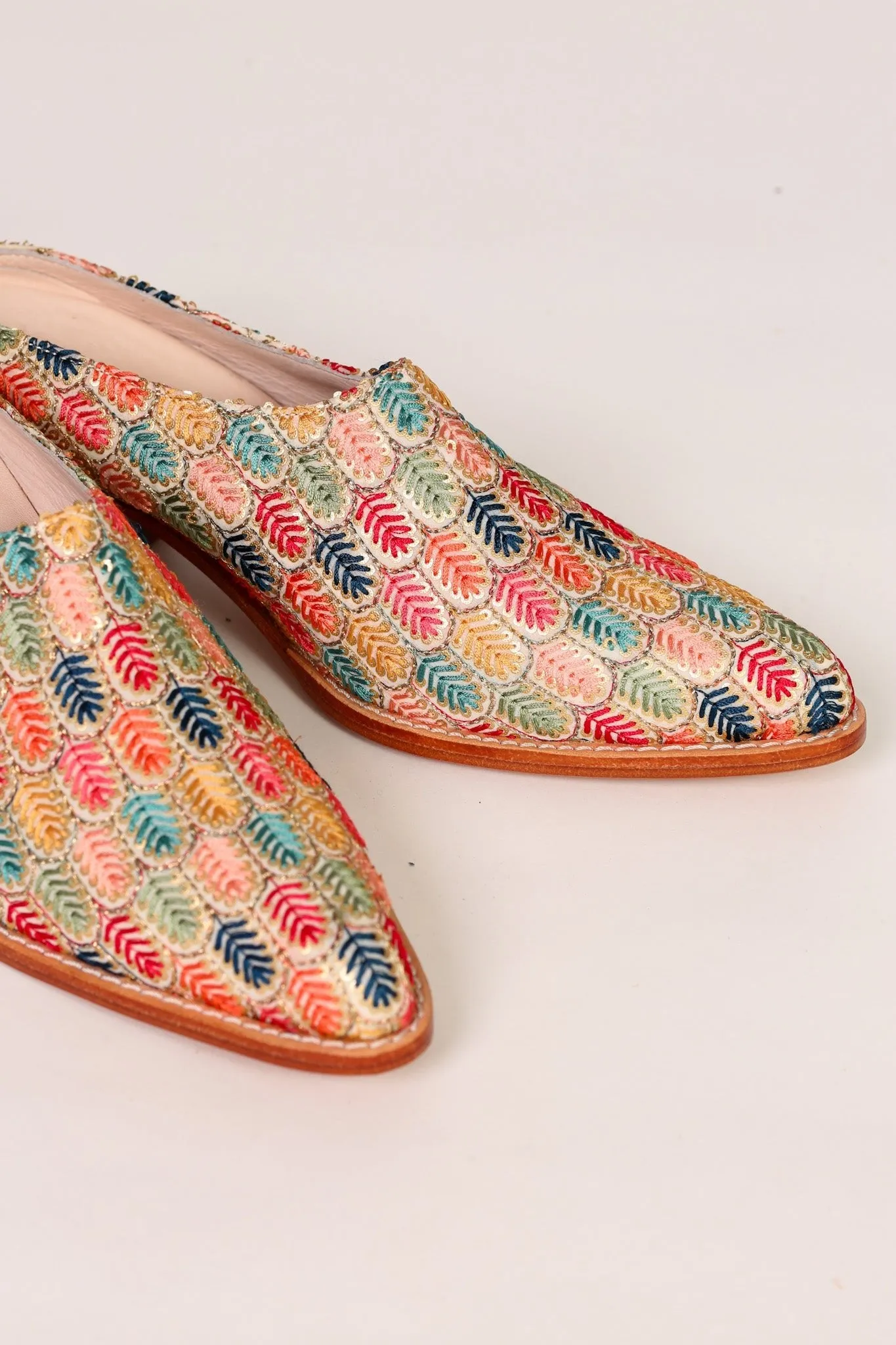 EMBROIDERED WESTERN HEEL MULES TAHIA
