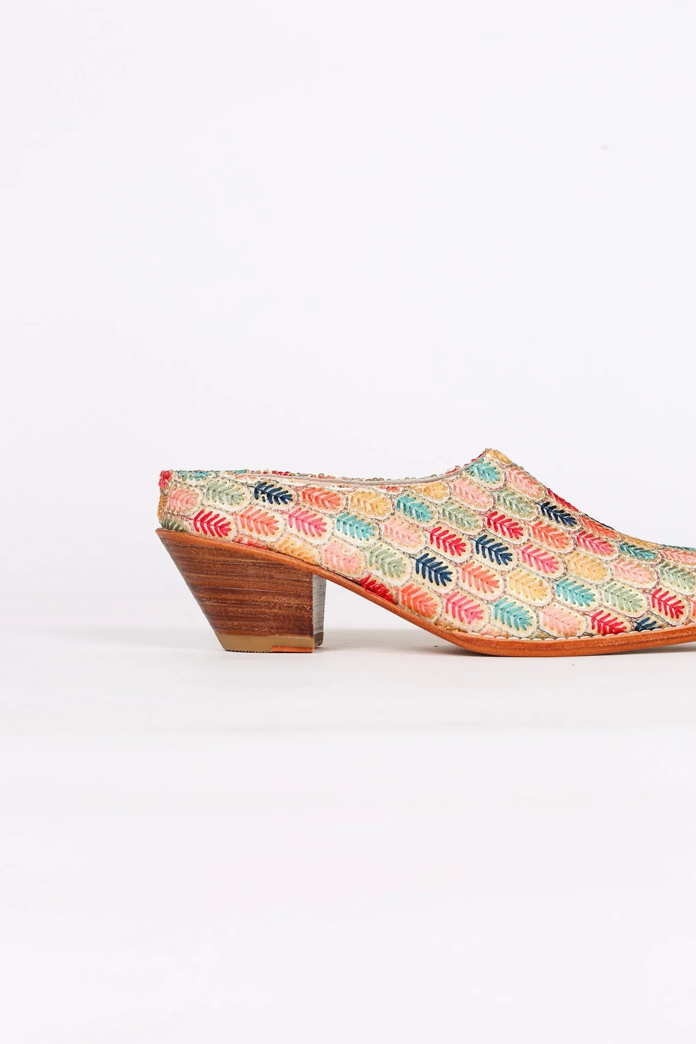 EMBROIDERED WESTERN HEEL MULES TAHIA