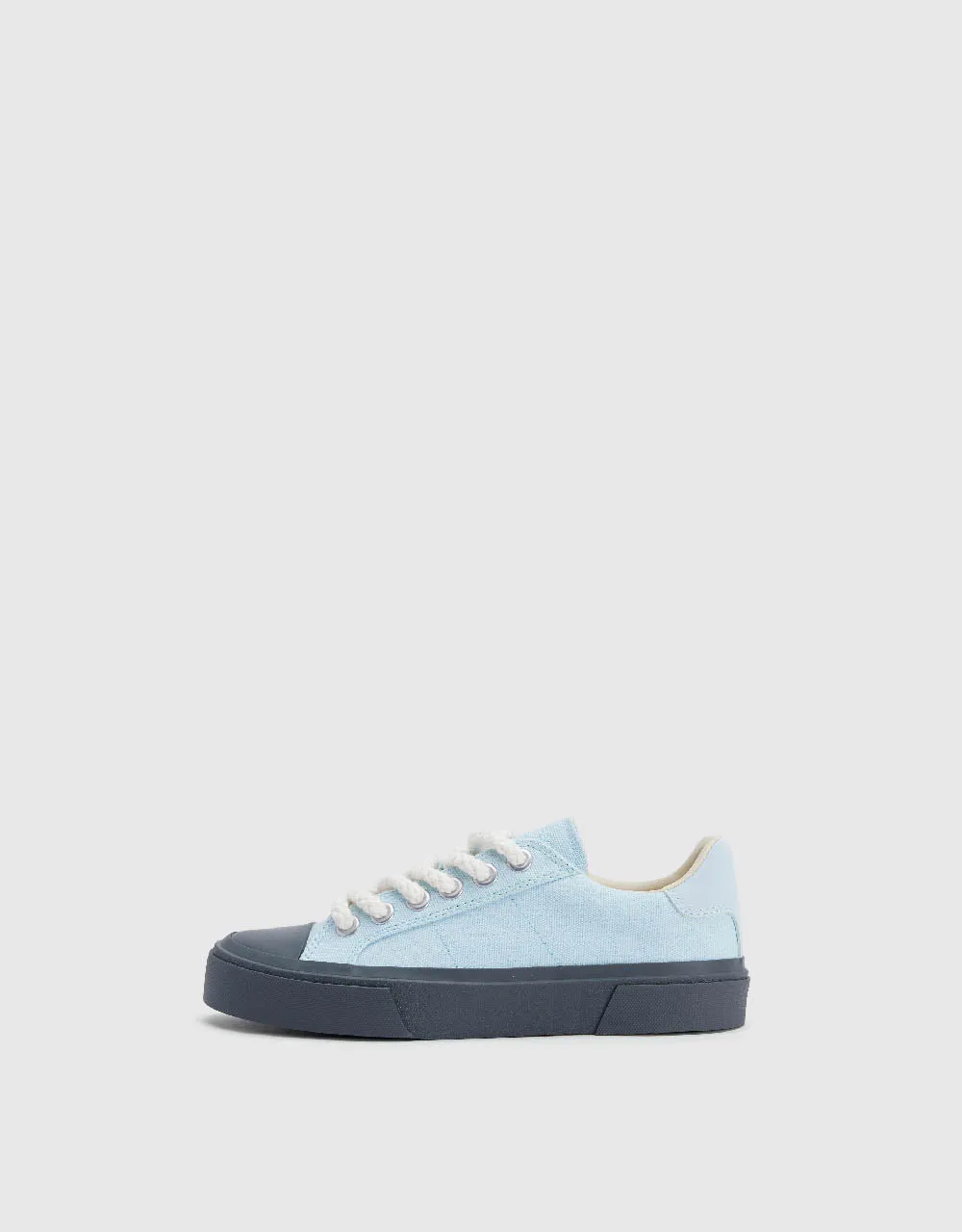 Loose Sneakers