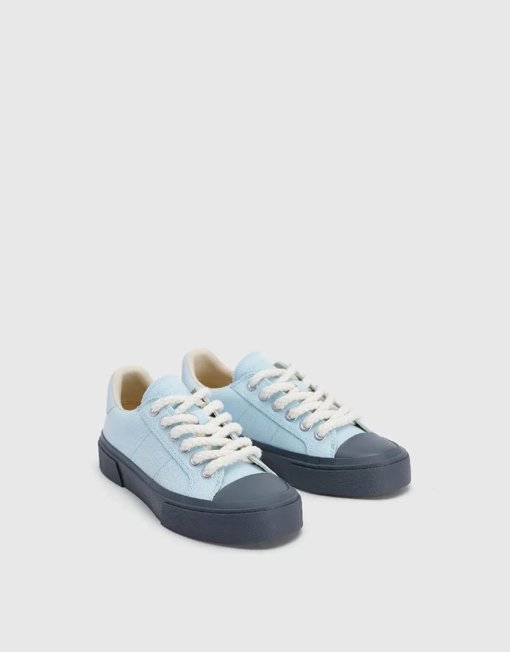Loose Sneakers