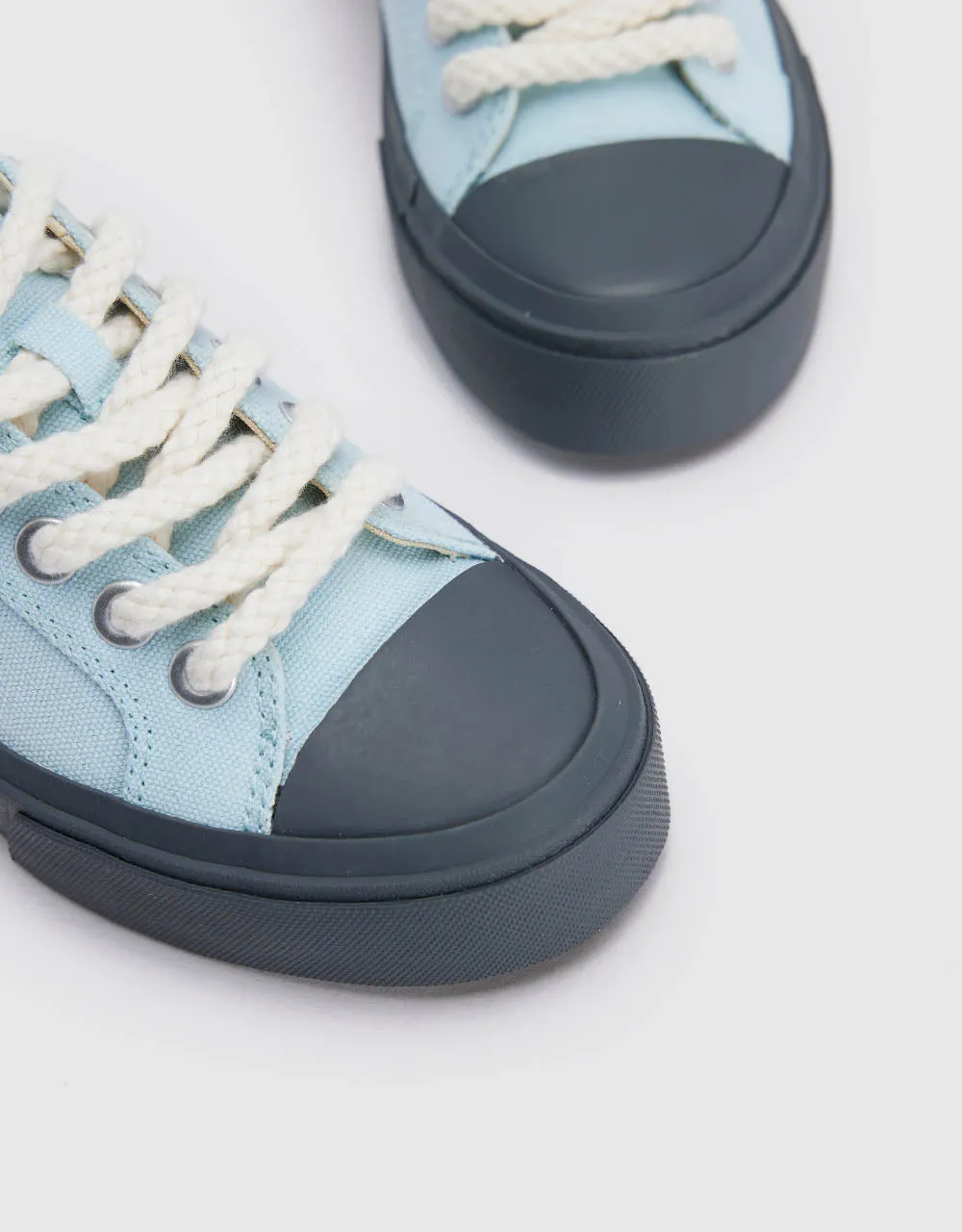 Loose Sneakers