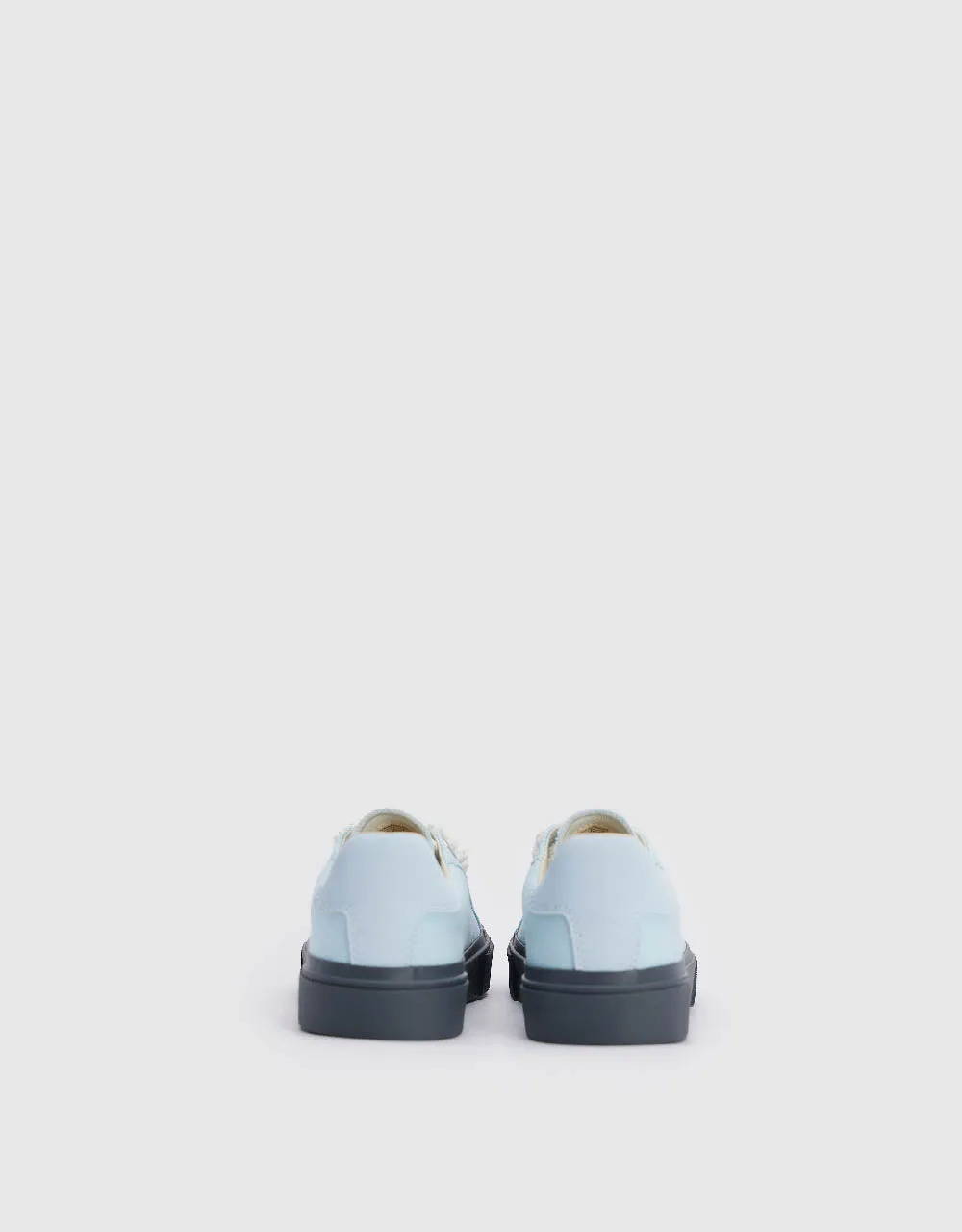 Loose Sneakers